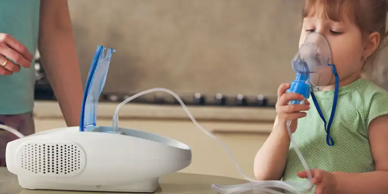 دختر بچه ای دز حین استفاده از دستگاه نبولایزر ذر رسالایف