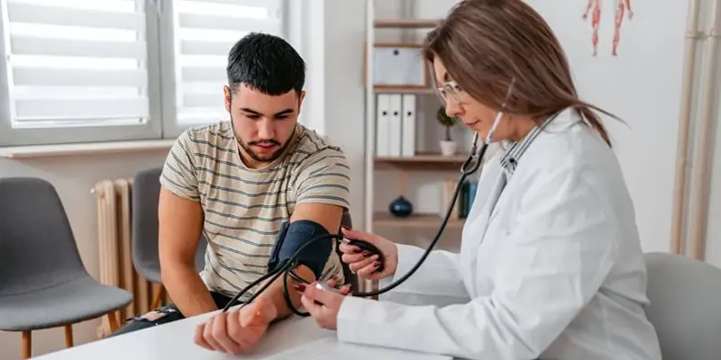 مقایسه فشارسنج خانگی و مطب؛ روش صحیح اندازه گیری فشار خون